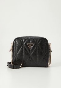 Mala tiracolo preta acolchoada com padrão de monograma brilhante, alça de corrente dourada, fecho de correr e placa triangular do logotipo da Guess na frente.