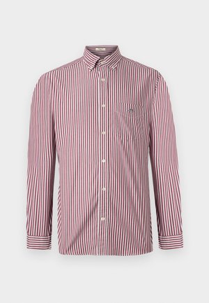 Camisa de botão de manga longa com riscas verticais vermelhas e brancas e um bolso no peito, sobre um fundo branco.