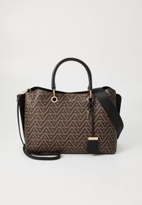 Braune Handtasche mit geometrischen Mustern, ausgestattet mit schwarzen Griffen, einem abnehmbaren Schulterriemen und goldfarbenen Beschlägen.