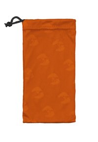 Oranžový látkový sáček s jemným opakovaným vzorem, stažený černou šňůrkou nahoře. Měkká textura a obdélníkový tvar.