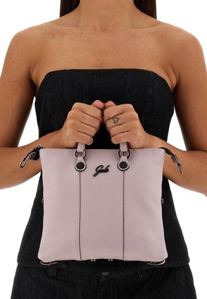Borsa a mano in pelle rosa chiaro con due manici corti, finitura testurizzata e dettagli in metallo neri a contrasto. Presenta il logo del marchio sul davanti.