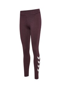 Bordeauxrode legging met een brede tailleband, een gladde textuur en witte chevronaccenten aan de zijkant. Ontworpen voor comfort en sportief gebruik.