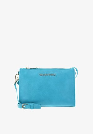Pochette en cuir bleu texturé avec une fermeture éclair argentée, dotée d'une bandoulière amovible et du logo embossé "VALENTINO" sur le devant.