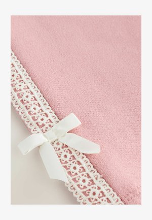Lyserødt stof med en blød tekstur, pyntet med hvidt kantbånd og en lille hvid silkebow i det ene hjørne.