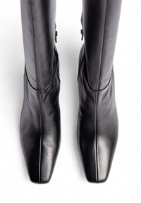 Botas de cuero negro hasta la rodilla con un diseño elegante, punteras afiladas y detalles de costura sutiles, con una textura suave y sin hardware visible.