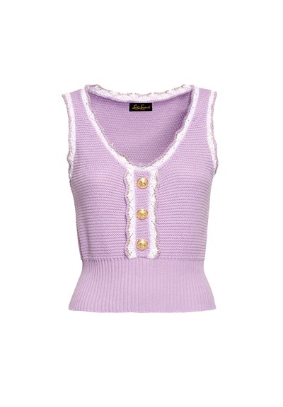 Fialové pletené tílko s hlubokým výstřihem do V, zdobené bílou krajkou, se čtyřmi zlatými knoflíky vpředu a přiléhavým žebrovaným pasem.