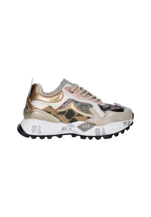 Zapatilla chunky con paneles en dorado, beige y estampado de leopardo, piedras de strass multicolor, suela blanca con dibujo negro y marca "EXÉ" en el lateral.