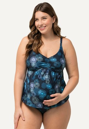 Haut de maillot de bain de maternité en marine, avec des motifs floraux bleus, un buste froncé, des bretelles ajustables et un design fluide pour un maximum de confort.