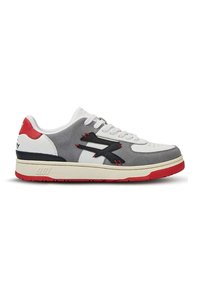 Sneaker grigio, rosso e bianco con una tomaia in suede e pelle, caratterizzato da una suola spessa, accenti neri e dettagli di cucitura prominenti.