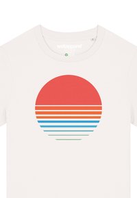 Ecrufarbenes T-Shirt mit einem kreisförmigen Design, das eine rote Sonne und horizontale Streifen in Orange, Blau, Grün und Weiß zeigt. Aus weichem Baumwollmaterial.