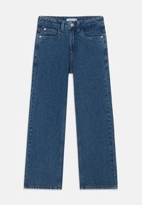 Jeans de mezclilla azul con un diseño de pierna recta, estilo de cinco bolsillos y cierre de botón. La tela presenta una textura ligeramente desgastada.