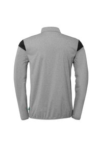 Grå langærmet jakke med en glat tekstur, med sorte detaljer på skuldrene og kraven; minimalistisk design uden synlige logos.