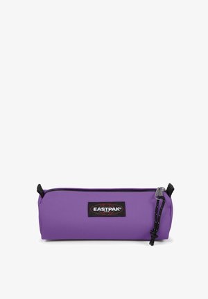 Trousse violette en tissu résistant, dotée d'une fermeture éclair supérieure et d'un patch logo Eastpak noir sur le côté avec une tirette noire solide.