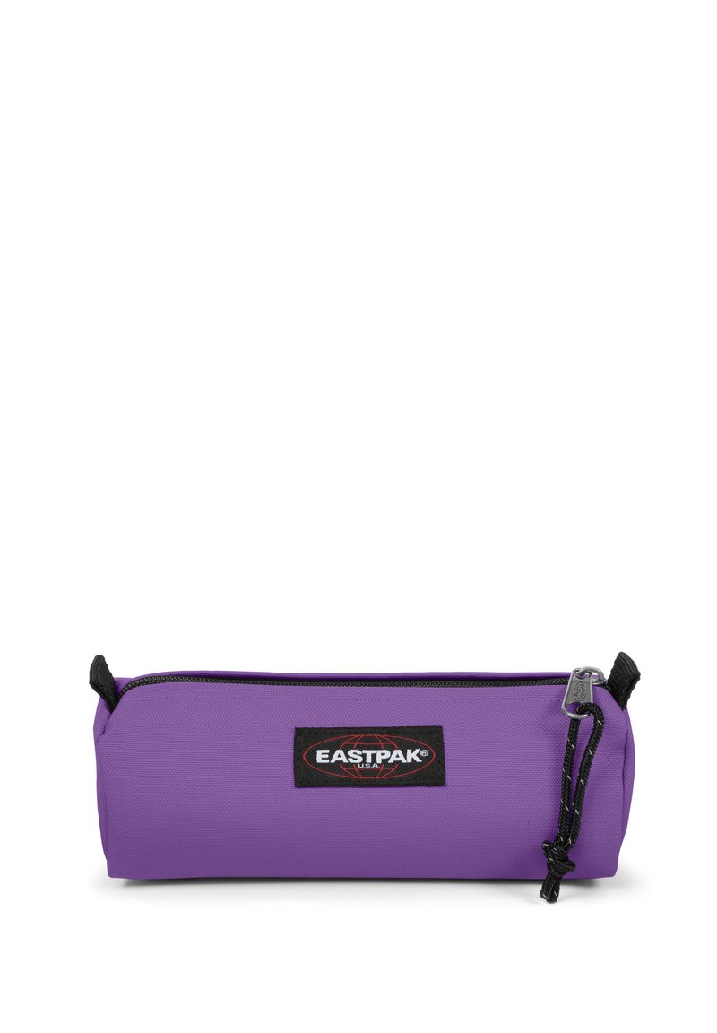 Trousse violette en tissu résistant, dotée d'une fermeture éclair supérieure et d'un patch logo Eastpak noir sur le côté avec une tirette noire solide.