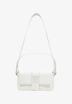 Sac bandoulière en cuir blanc à finition texturée, de forme rectangulaire, fermeture à rabat et bandoulière réglable, avec une petite plaque logo carrée sur le devant.