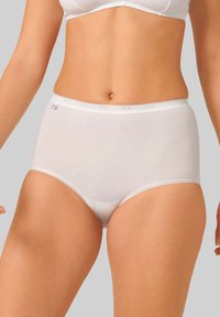 Mutande bianche a vita alta realizzate in cotone, con un bordo in pizzo in vita e una texture liscia senza cuciture visibili.
