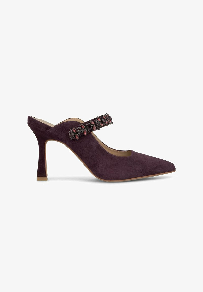 Scarpa alta in suede viola con punta affilata e cinturino alla caviglia decorato con pietre scure e rosa.