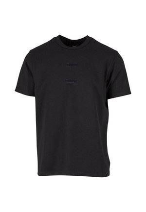 Camiseta de algodón negra con cuello redondo, mangas cortas y dos parches rectangulares decorativos texturizados en el frente.