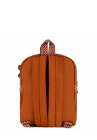 Mochila de tela naranja con una estructura acolchada, que presenta una correa con un patrón en rosa y dorado, además de elementos decorativos en los laterales.