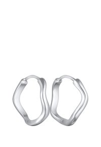 Silberne Creolen mit unregelmäßiger Schlaufenform, glatter Oberfläche und polierter Optik, die ein einfaches und zeitgemäßes Design aufweisen.
