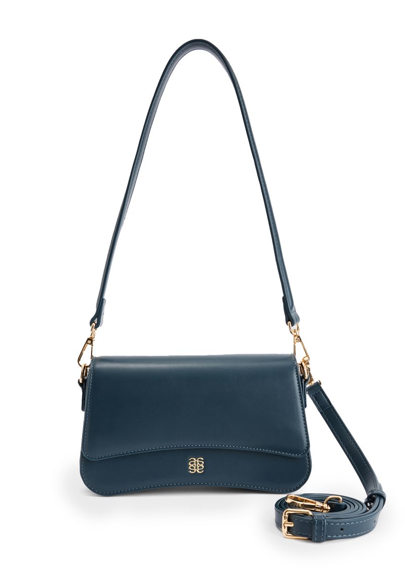 Niebieska skórzana torebka z zaokrągloną klapą i złotymi akcentami. Posiada odpinany pasek i gładką teksturę, oferując elegancki design.