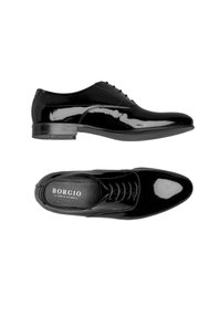 Czarne skórzane buty nawiązujące do eleganckiego stylu, z błyszczącym wykończeniem, wiązane, na niskim obcasie. Posiadają wyściełaną wkładkę z nazwą marki "BORGIO" wewn�ątrz.