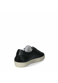 Sneaker in pelle nera con una finitura testurizzata, punta tonda e suola piatta di colore chiaro. Presenta un laccio minimale e un interno liscio.