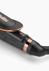 Primer plano de una pinza y barril de rizador de pelo negro y oro rosa con un símbolo de candado visible en el mango.