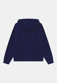 Námořnická modrá mikina s kapucí na šňůrku. Má dlouhé rukávy a rovný lem. Materiál vypadá měkce a má hladkou texturu.