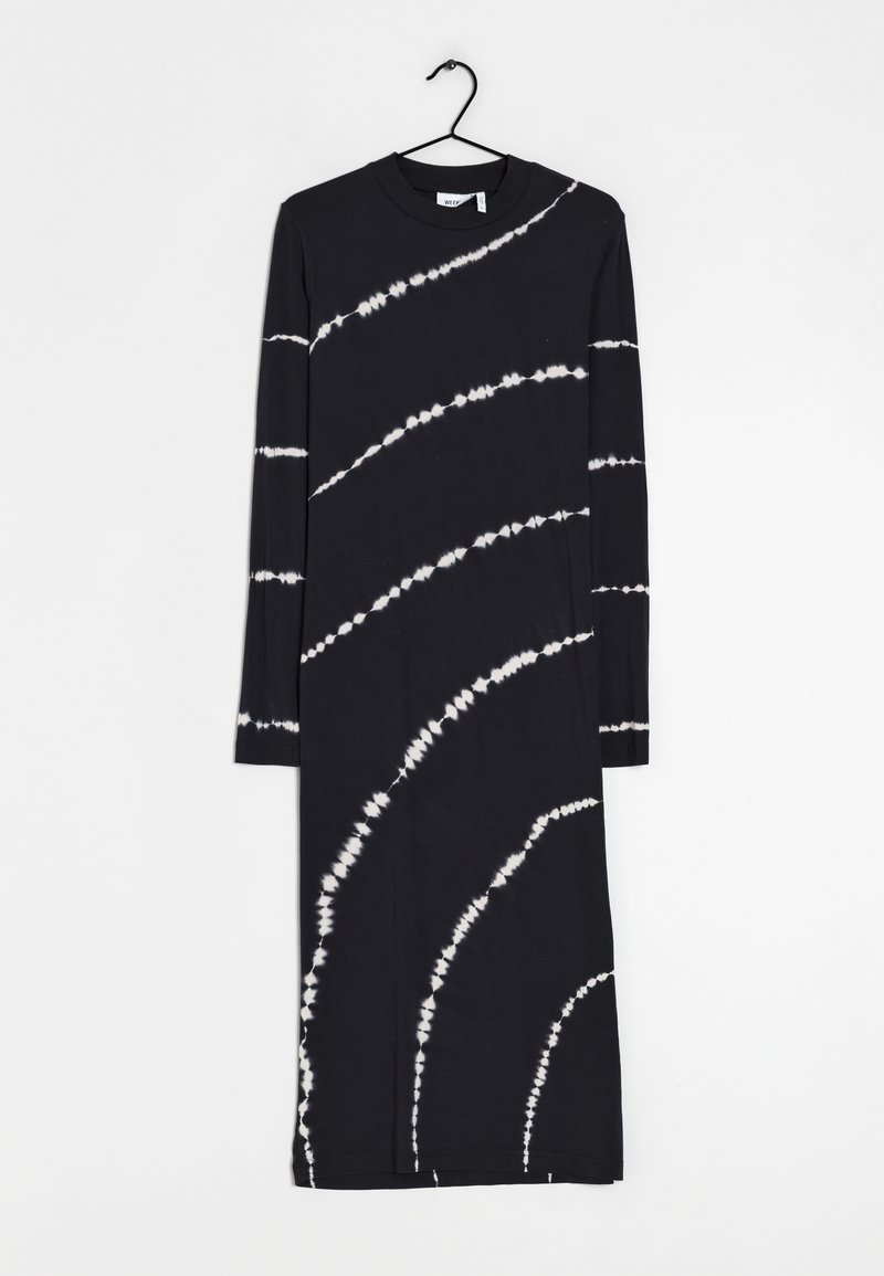 Robe midi noire à manches longues avec des rayures diagonales blanches tie-dye, col rond, suspendue sur un cintre noir sur fond blanc.