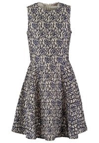 Ärmeloses Kleid mit tailliertem Oberteil und ausgestelltem Rock. Hergestellt aus cremefarbenem Stoff mit marineblauer Spitzenblumenmuster und einem Reißverschluss auf der Rückseite.