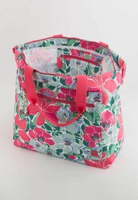 Meerkleurige bloemen-tote bag met roze hengsels, voorzien van een ritssluiting bovenaan en binnenzakken. Gemaakt van lichtgewicht, duurzaam materiaal.