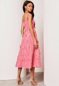 Lipsy PREMIUM 3D LACE EMBROIDERY FLORAL MIDI PROM  - Kasdienė suknelė - pink