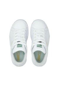 Baskets blanches avec un dessus en cuir lisse, fermeture à lacets, logo PUMA vert sur la languette et semelle intérieure vert clair. Présente des accents dorés.