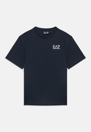 T-shirt EA7 Emporio Armani bleu foncé à manches courtes avec logo sur la poitrine gauche et col rond, posé à plat sur un fond clair.