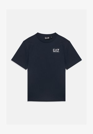 T-shirt EA7 Emporio Armani bleu foncé à manches courtes avec logo sur la poitrine gauche et col rond, posé à plat sur un fond clair.