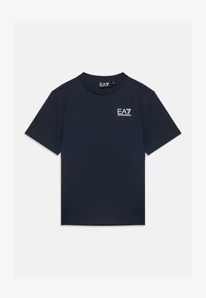 Σκούρο μπλε κοντομάνικη μπλούζα EA7 Emporio Armani με λογότυπο στο αριστερό στήθος και στρογγυλή λαιμόκοψη, τοποθετημένη επίπεδα σε ανοιχτό φόντο.