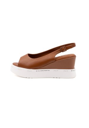 Sandali con zeppa in pelle marrone, con punta aperta e cinturino regolabile sul retro. Presentano una suola piattaforma bianca con marchio inciso.