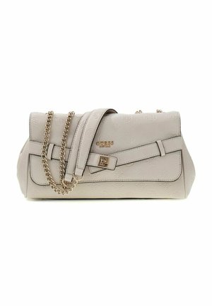 Sac à main Guess beige clair avec motif logo embossé, anses en chaîne dorée, et rabat avant avec boucle décorative et détail de serrure.