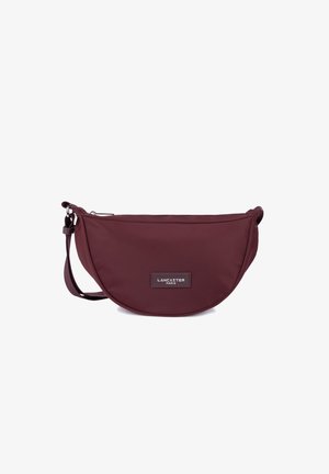 Borsa a tracolla in nylon bordeaux a forma arrotondata, dotata di chiusura con zip, tracolla regolabile e una patch in pelle con logo.