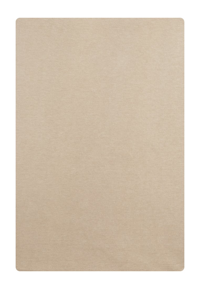 Tappeto rettangolare beige con una texture liscia e un design semplice e uniforme. I bordi sono dritti e presenta un colore uniforme in tutto.
