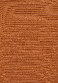 Tekstylia w kolorze rdzy o żebrowanej strukturze, z miękką fakturą, z równomiernie rozmieszczonymi poziomymi liniami na całej powierzchni.