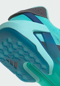 Tyrkysová sportovní obuv s texturovaným svrškem, hladkým mezipodešvem a vzorovanou gumovou podrážkou s designem protiskluzu. Akcenty v šedé a námořnické modři.