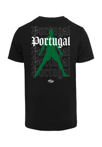 Svart bomull T-skjorte med grønn silhuett og teksten "Portugal" i hvitt, med stilisert skrifttype og designelementer fra 2024.
