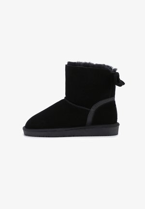 Schwarze Knöchelstiefel aus weichem Wildleder, mit einem kuscheligen Innenfutter, Gummisohle und einem dekorativen Schleifendetail auf der Rückseite.
