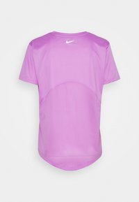 Lyhythihainen urheilupaita vaalean violetissa, jossa on verkkomateriaali takana ja pieni valkoinen Nike-logo kaula-aukolla.