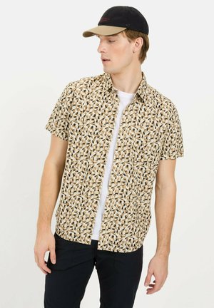 Kortærmet skjorte med knaplukning i et geometrisk mønster i beige, sort og brunt; letvægtigt stof og krave-design.