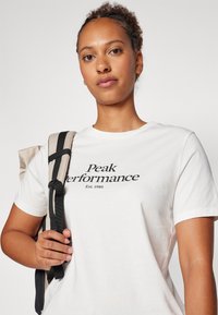 Peak Performance - T-shirt z nadrukiem