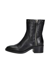 Zwarte leren enkelboot met een spitse neus, lage blokhak en decoratieve studs aan de bovenkant. Voorzien van een zijrits voor sluiting.