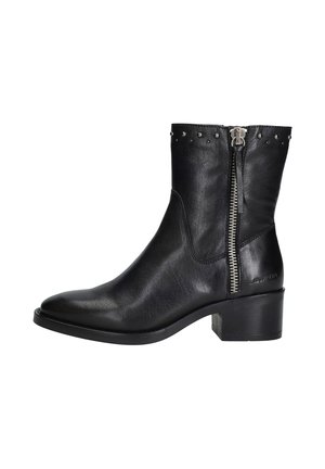 Zwarte leren enkelboot met een spitse neus, lage blokhak en decoratieve studs aan de bovenkant. Voorzien van een zijrits voor sluiting.